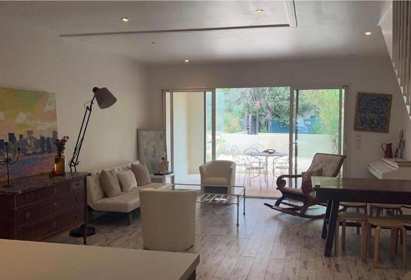 غرفة قياسية مطلة على المتنزه, K.n.c.1601