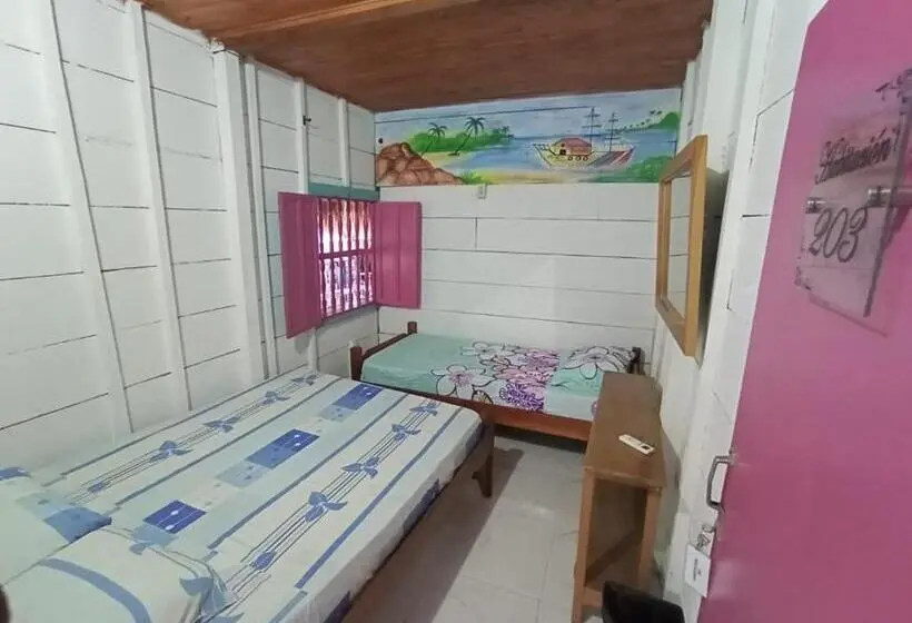 スタンダードトリプルルームの外観-バスルーム, Milimar Hostal