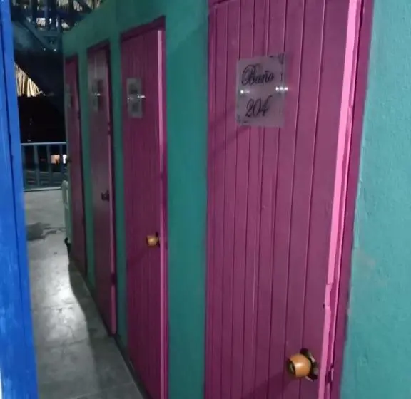 スタンダードトリプルルームの外観-バスルーム, Milimar Hostal