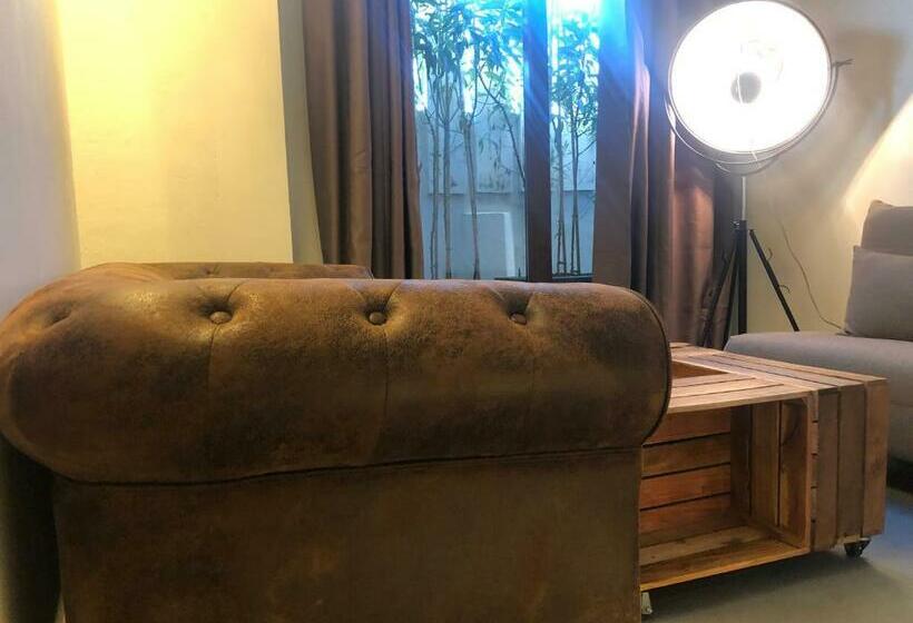 经济房, Paiise Hotels