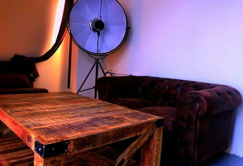 غرفة إقتصادية, Paiise Hotels