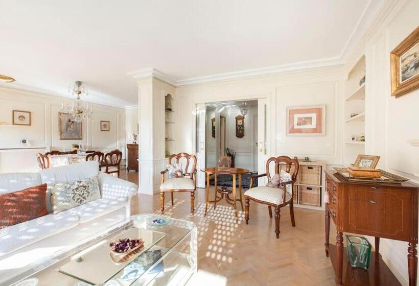 اتاق لوکس, Modern B&b Somosaguas