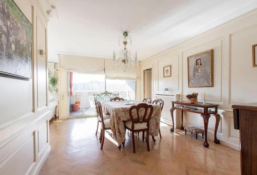 اتاق لوکس, Modern B&b Somosaguas