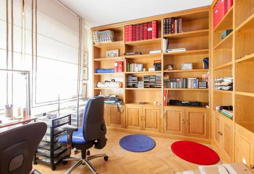 اتاق لوکس, Modern B&b Somosaguas