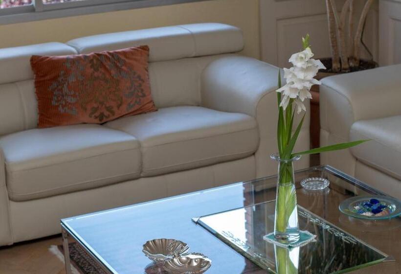 اتاق لوکس یک تخته, Modern B&b Somosaguas