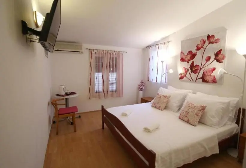 اتاق استاندارد با سرویس بهداشتی مشترک, Apartmani Daša Tučepi