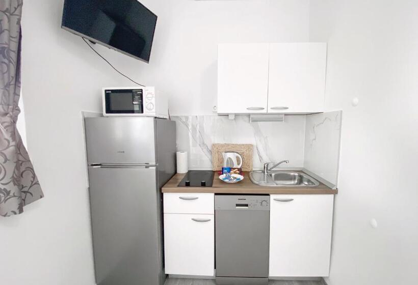 Standard Stúdió Terasszal, Apartmani Daša Tučepi