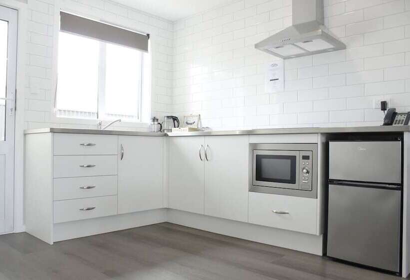 آپارتمان سوپریور 2 خوابه, Colonial Motel