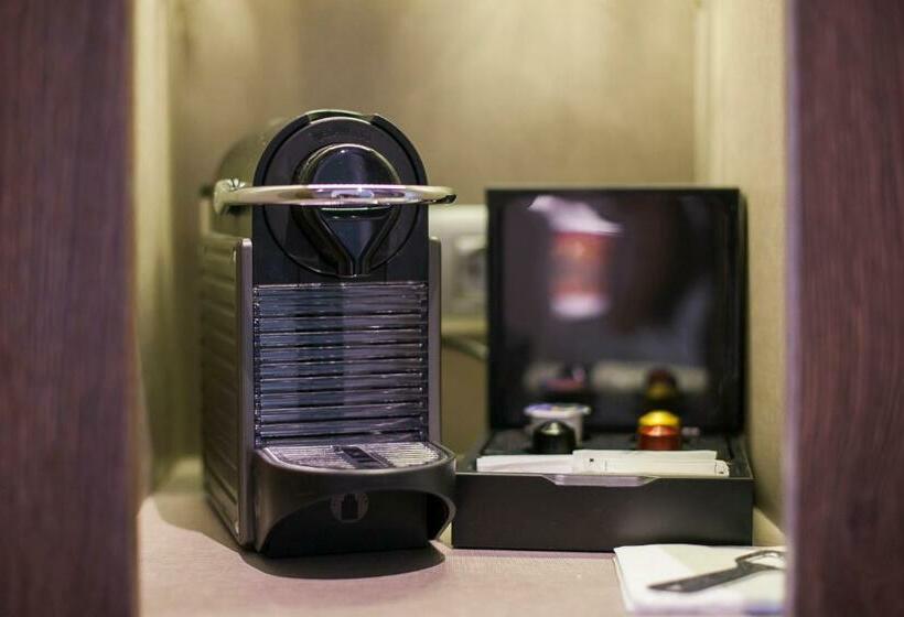 اتاق عادی, America Barcelona