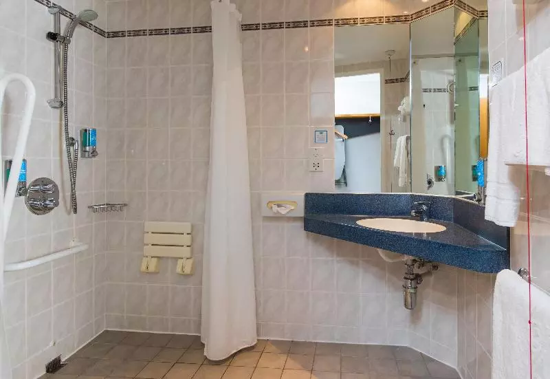 身障者適用スタンダードルーム, Holiday Inn Express Swindon West, An Ihg