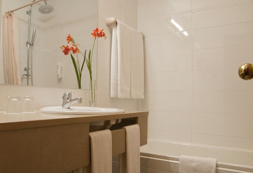 غرفة قياسية مزوَّدة بشُرفة, Rainha D. Amelia, Arts & Leisure