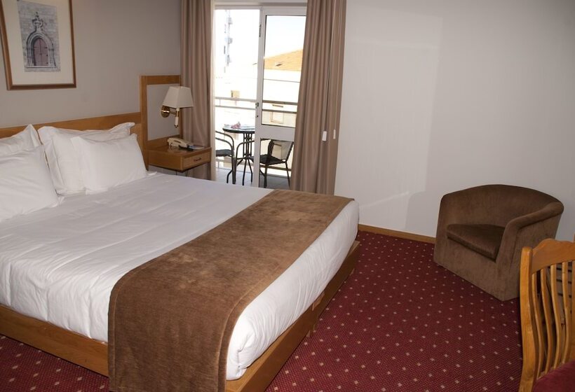 غرفة قياسية مزوَّدة بشُرفة, Rainha D. Amelia, Arts & Leisure