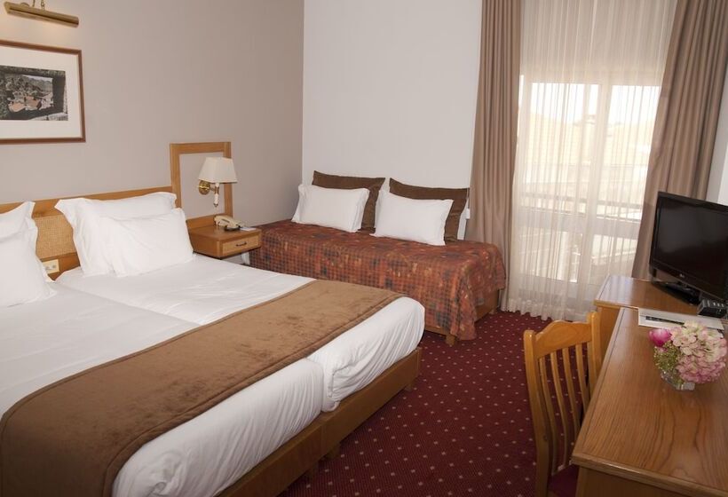 غرفة قياسية ثلاثية, Rainha D. Amelia, Arts & Leisure