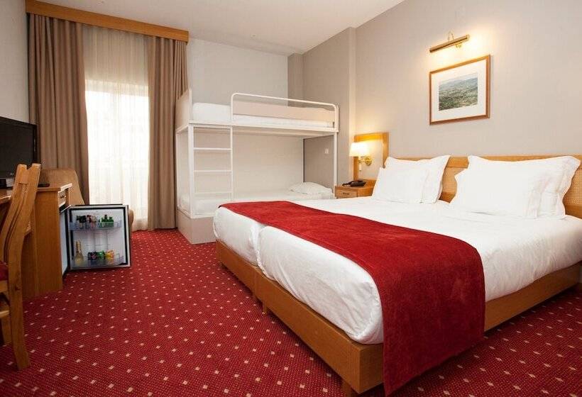 غرفة عائلية, Rainha D. Amelia, Arts & Leisure