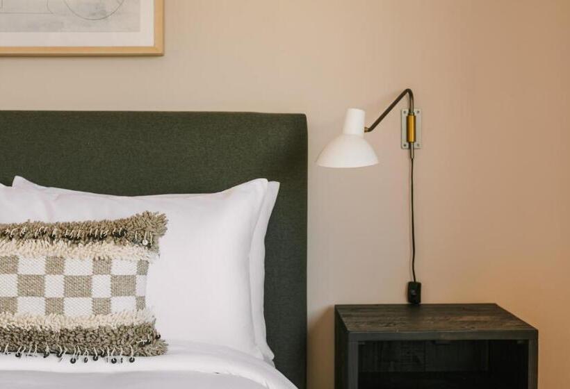 غرفة قياسية لذوى الاحتياجات الخاصة, Sonder Solarena