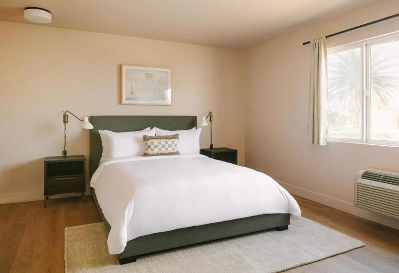 غرفة قياسية, Sonder Solarena