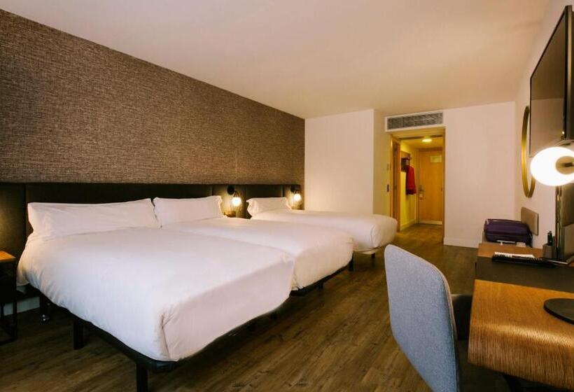 اتاق استاندارد سه نفره, YOMO Centric