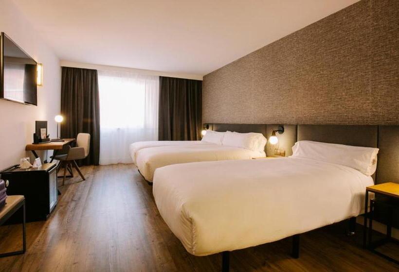 اتاق استاندارد سه نفره, YOMO Centric