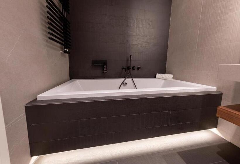 اتاق لوکس با بالکن, YOMO Centric