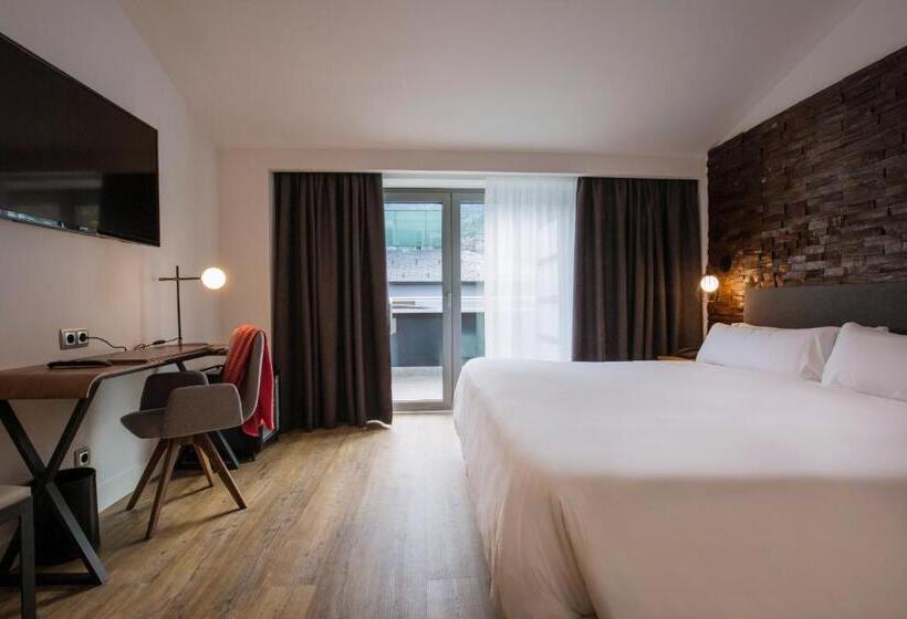 اتاق لوکس با بالکن, YOMO Centric