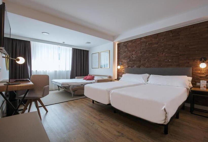 اتاق لوکس خانوادگی, YOMO Centric