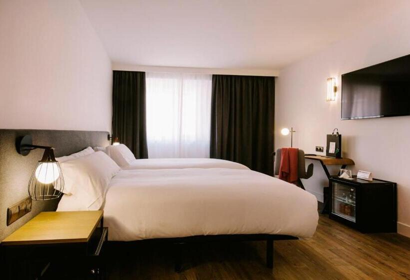 اتاق خانوادگی, YOMO Centric