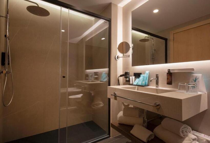 اتاق خانوادگی, YOMO Centric