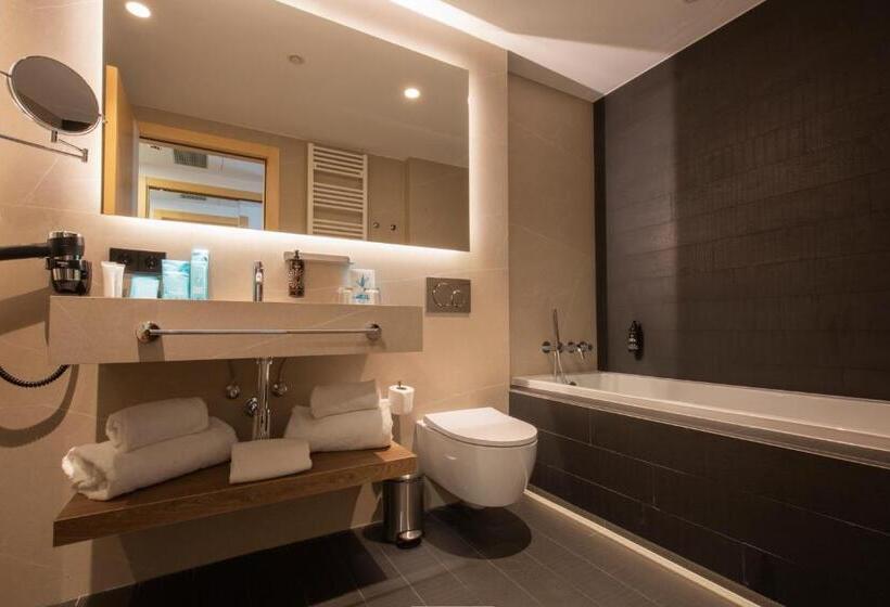 اتاق خانوادگی, YOMO Centric