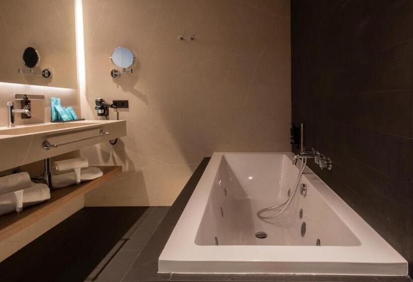 سوییت جونیور با چشمانداز شهر, YOMO Centric