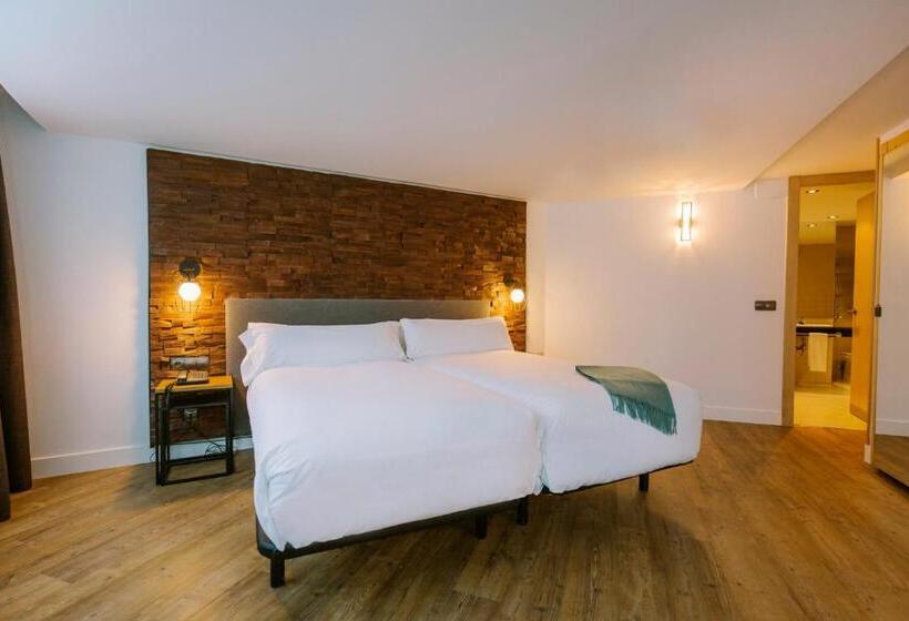 سوییت جونیور با چشمانداز شهر, YOMO Centric