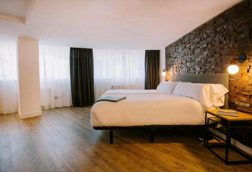 سوییت جونیور با چشمانداز شهر, YOMO Centric