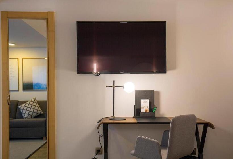 سوییت جونیور با چشمانداز شهر, YOMO Centric