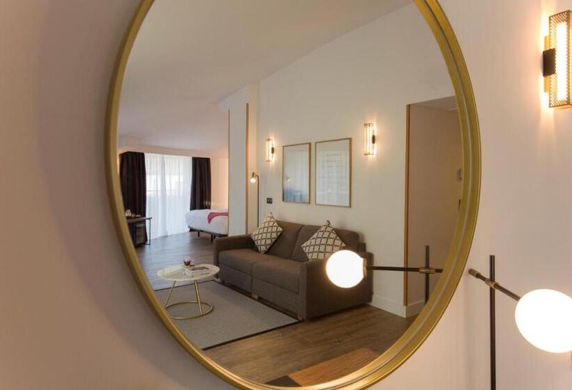 سوییت جونیور با چشمانداز شهر, YOMO Centric