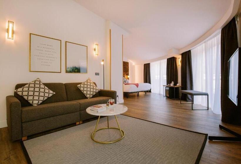 سوییت جونیور با چشمانداز شهر, YOMO Centric