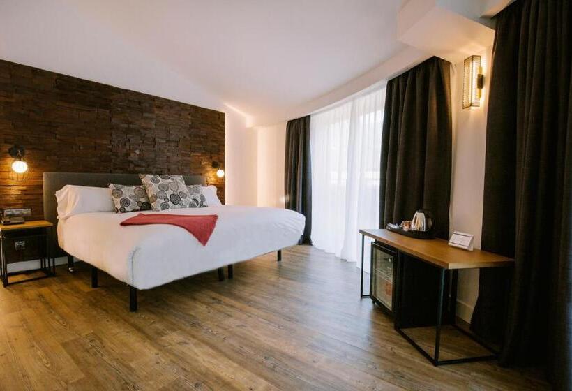 سوییت جونیور با چشمانداز شهر, YOMO Centric