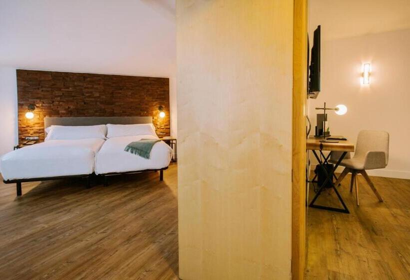 سوییت جونیور با چشمانداز شهر, YOMO Centric