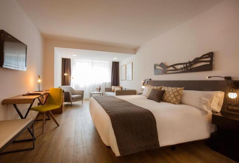 اتاق لوکس, YOMO Centric