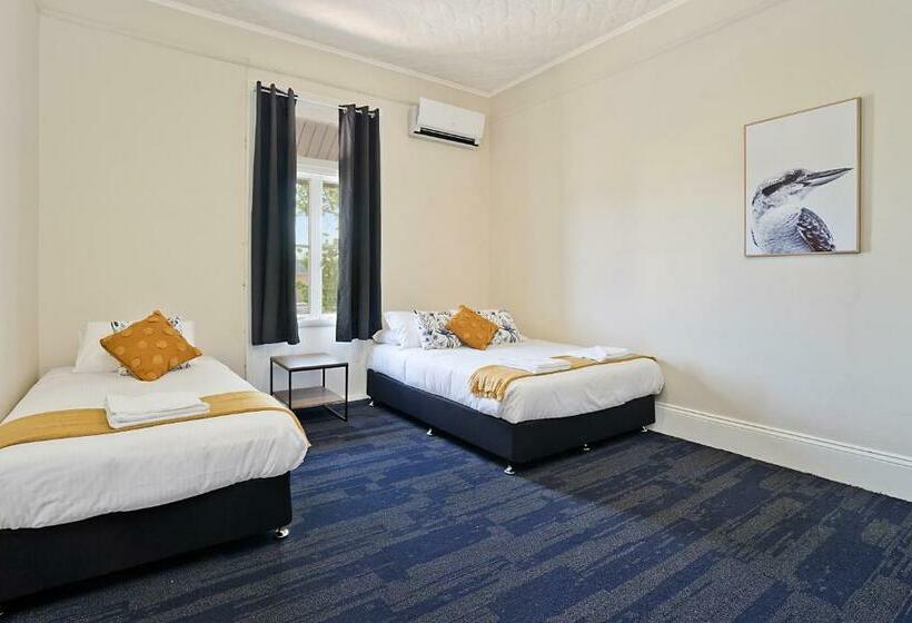 חדר סטנדרט לשלושה עם חדר אמבטיה משוף, Imperial Hotel Singleton