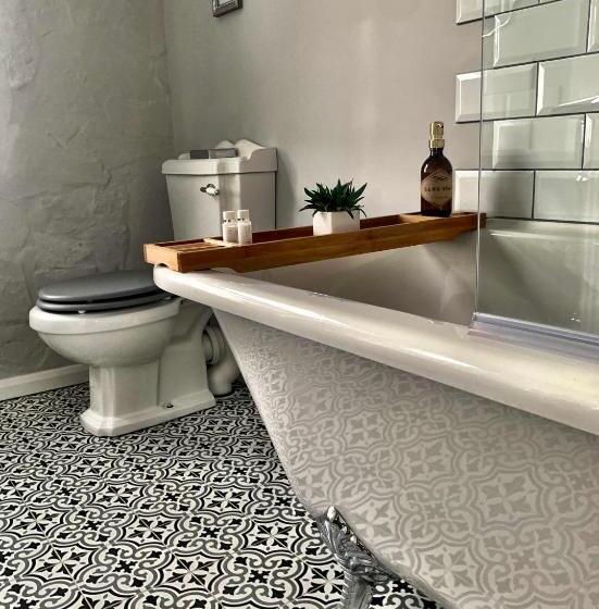 带大床的标准间, Ty Capel