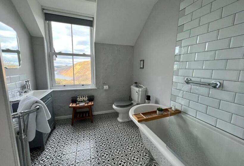 带大床的标准间, Ty Capel