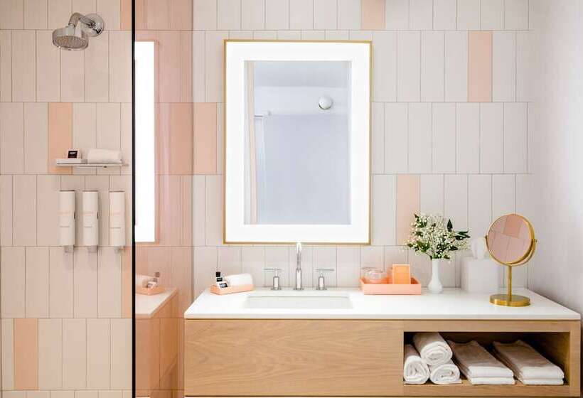 디럭스 룸, The Doyle