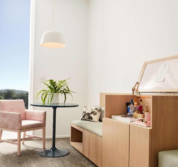 디럭스 룸, The Doyle