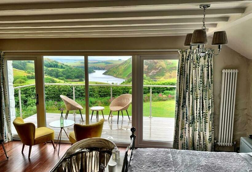 带大床的标准间, Ty Capel