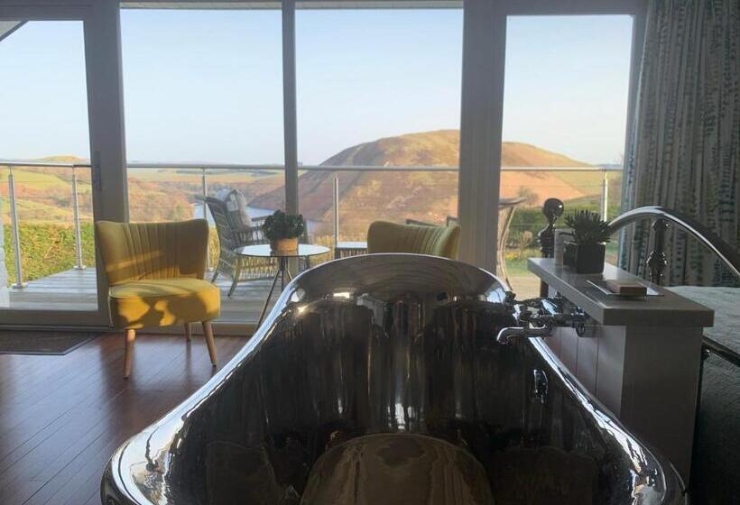 带大床的标准间, Ty Capel