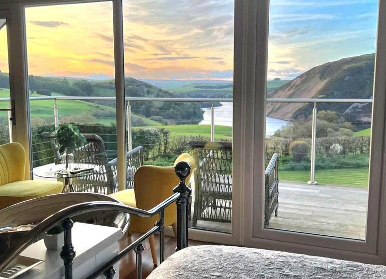 带大床的标准间, Ty Capel