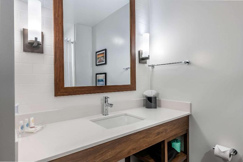 Люкс Кровать Кинг, Comfort Suites Stuarthutchinson Island