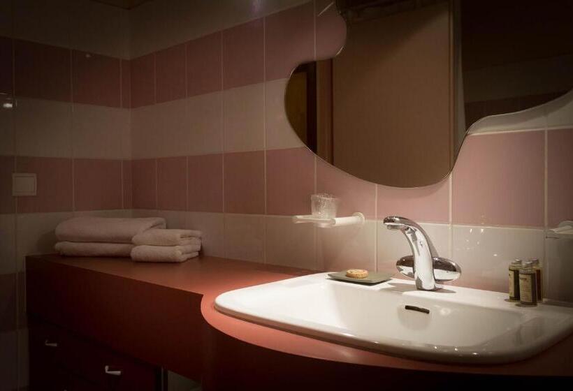 חדר סטנדרט לשלושה, Le Bonheur Dans Le Pre