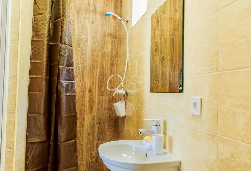 اتاق استاندارد سه تخته با چشمانداز استخر, Villa Shell