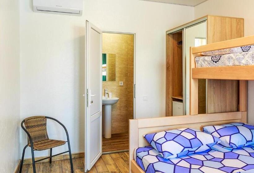 اتاق استاندارد سه تخته با چشمانداز استخر, Villa Shell