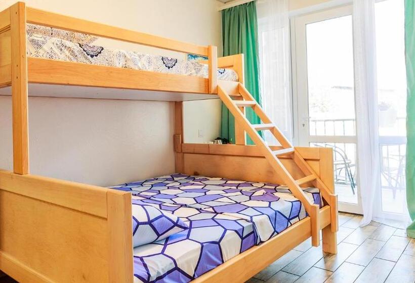 اتاق استاندارد سه تخته با چشمانداز استخر, Villa Shell